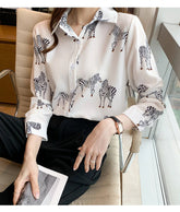 Camisa tipo blusa con cuello vuelto y estampado de cebra